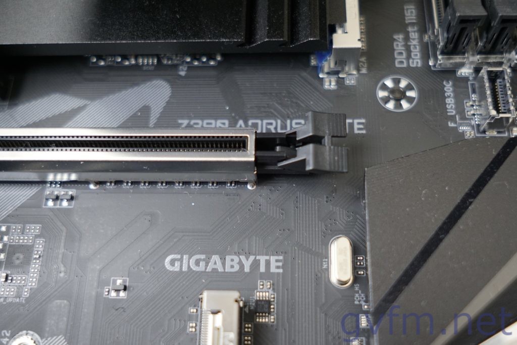 PCI Express x16 スロットの爪を開く