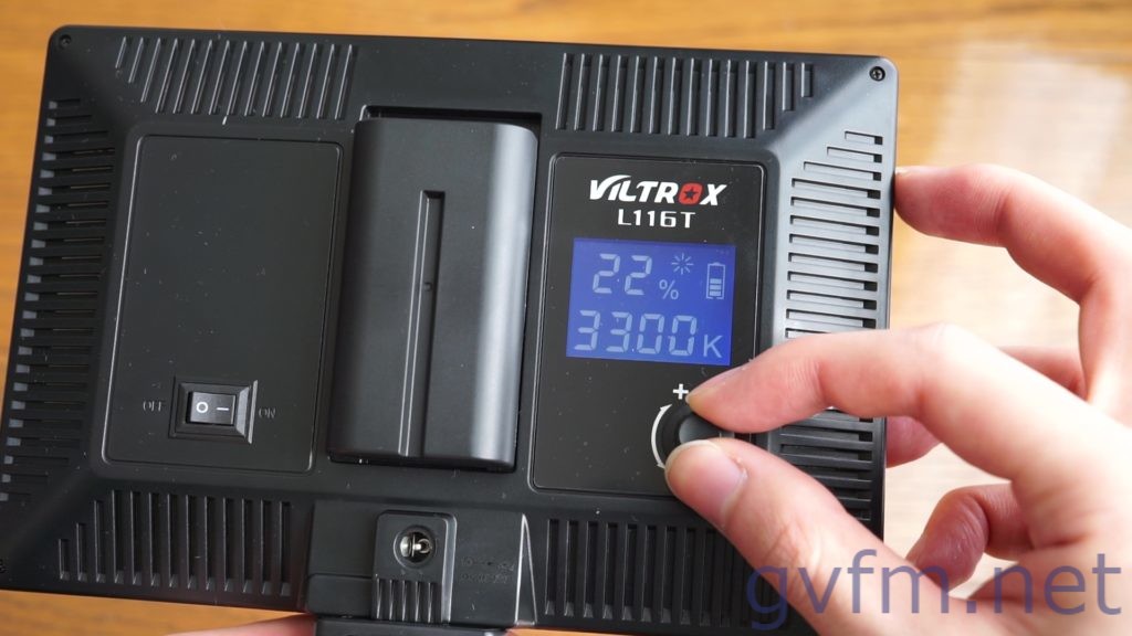 ビデオライトViltrox L116Tの裏面輝度と色温度とバッテリー残量